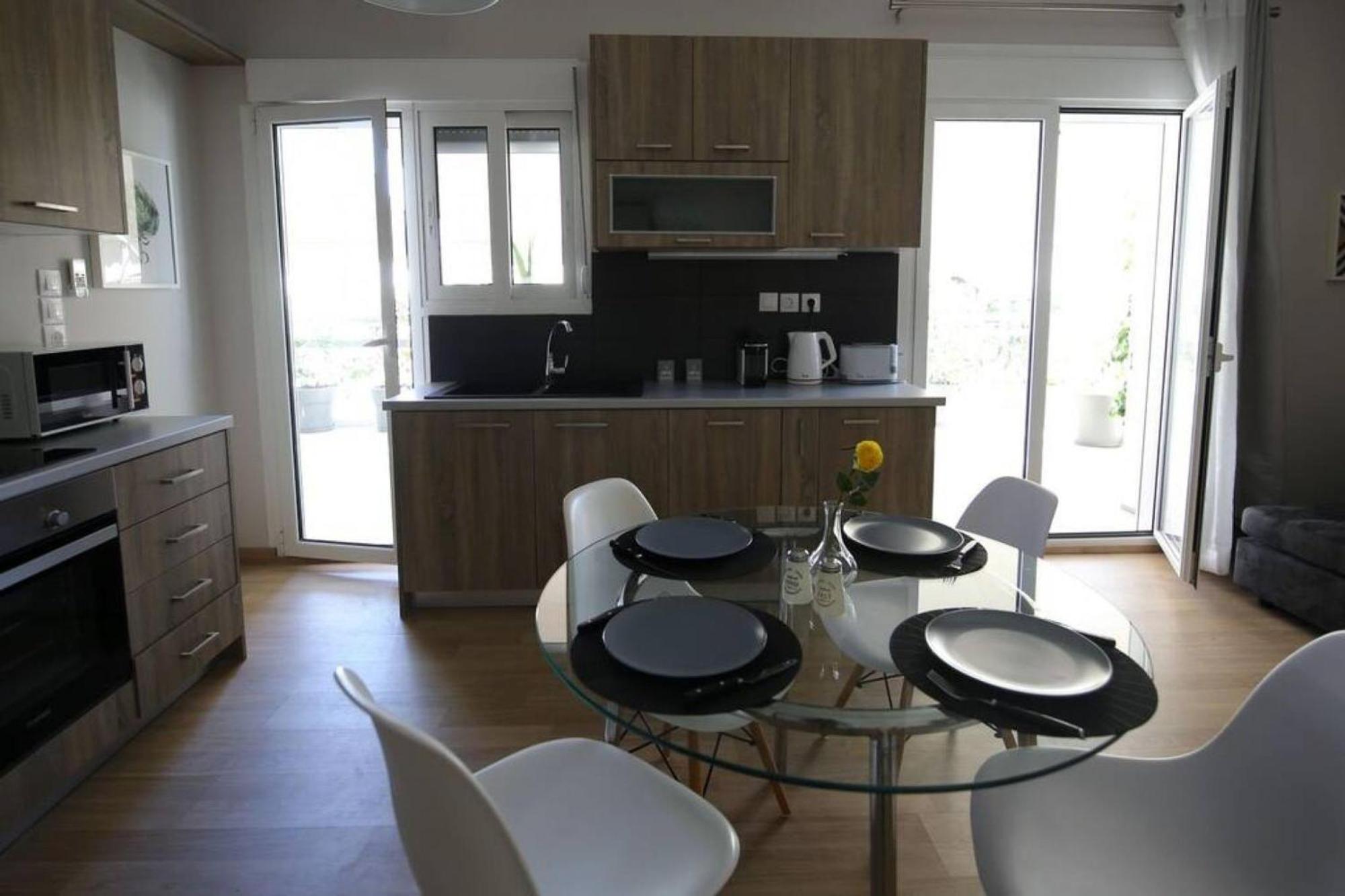 Penthouse Lux Flat With 2 Bd Next To Larissis Apartment Athena Bagian luar foto